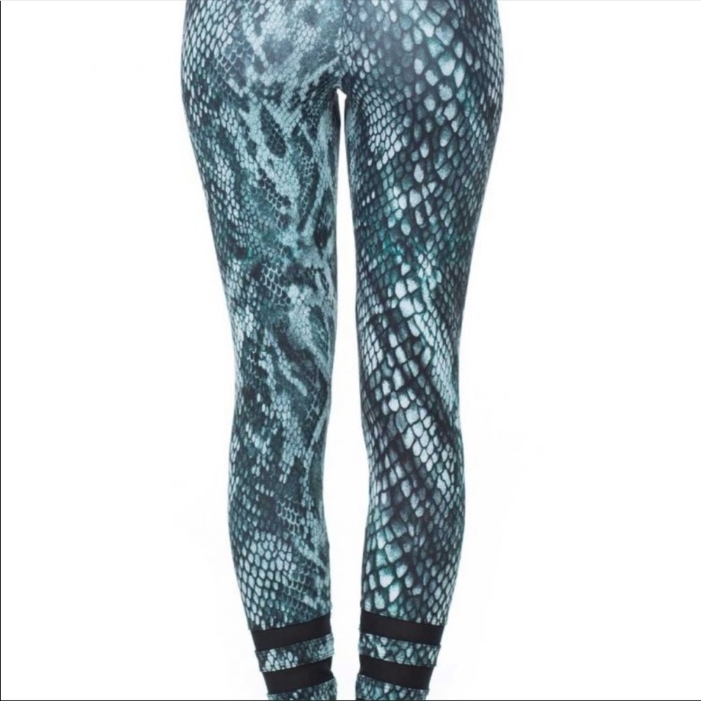 NWOT Strut This Stella Python Ankle Legging